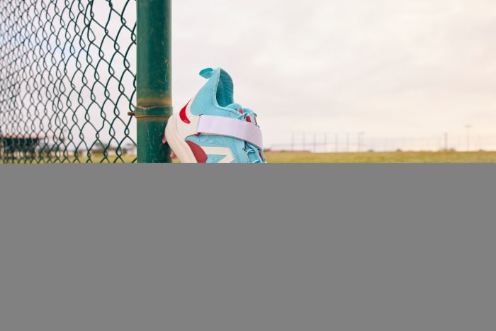 Side view of Francisco Lindor's blue and white New Balance cleats.